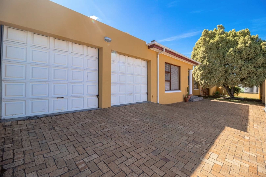 3 Bedroom Property for Sale in Loucharmante Western Cape